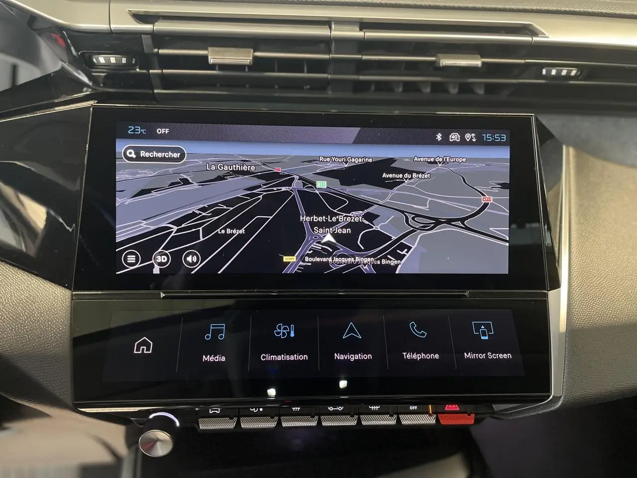 Écran tactile central du tableau de bord de la Peugeot 308 2022, affichant la navigation en mode nuit.