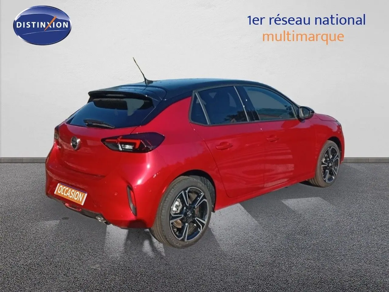 Vue 3/4 arrière droite d'une Opel Corsa rouge Kardio métal avec toit noir et jantes noires biton.