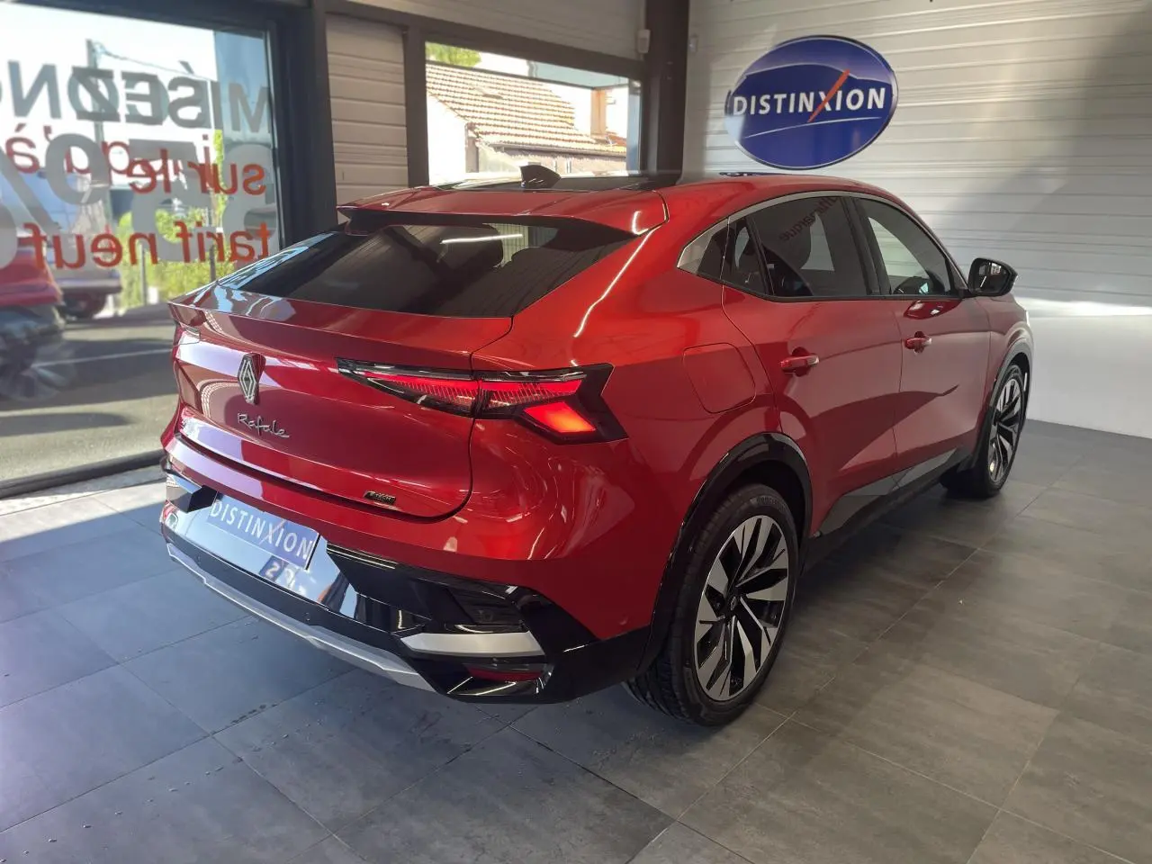 Vue 3/4 arrière droite d'une Renault Rafale rouge à toit noir, avec feux LED et jantes alliage noires.