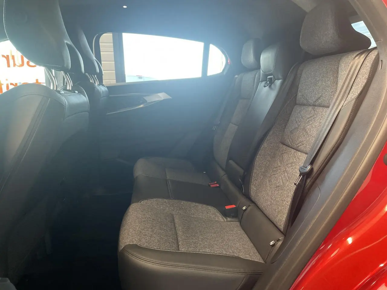 Vue intérieure côté droit sur la banquette arrière bicolore gris et noir du Renault Rafale rouge avec ceinture de sécurité.