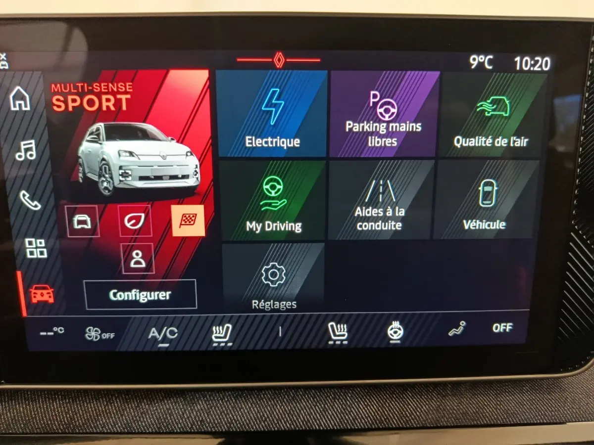 Écran tactile central affichant l'interface multimédia de la Renault R5 Techno 150 ch blanc, vue de face.