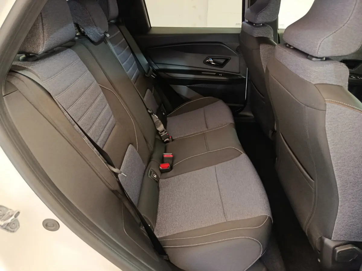 Vue latérale intérieure des sièges arrière gris et noirs de la Renault R5 Techno 150 ch 2025, avec ceinture de sécurité visible.