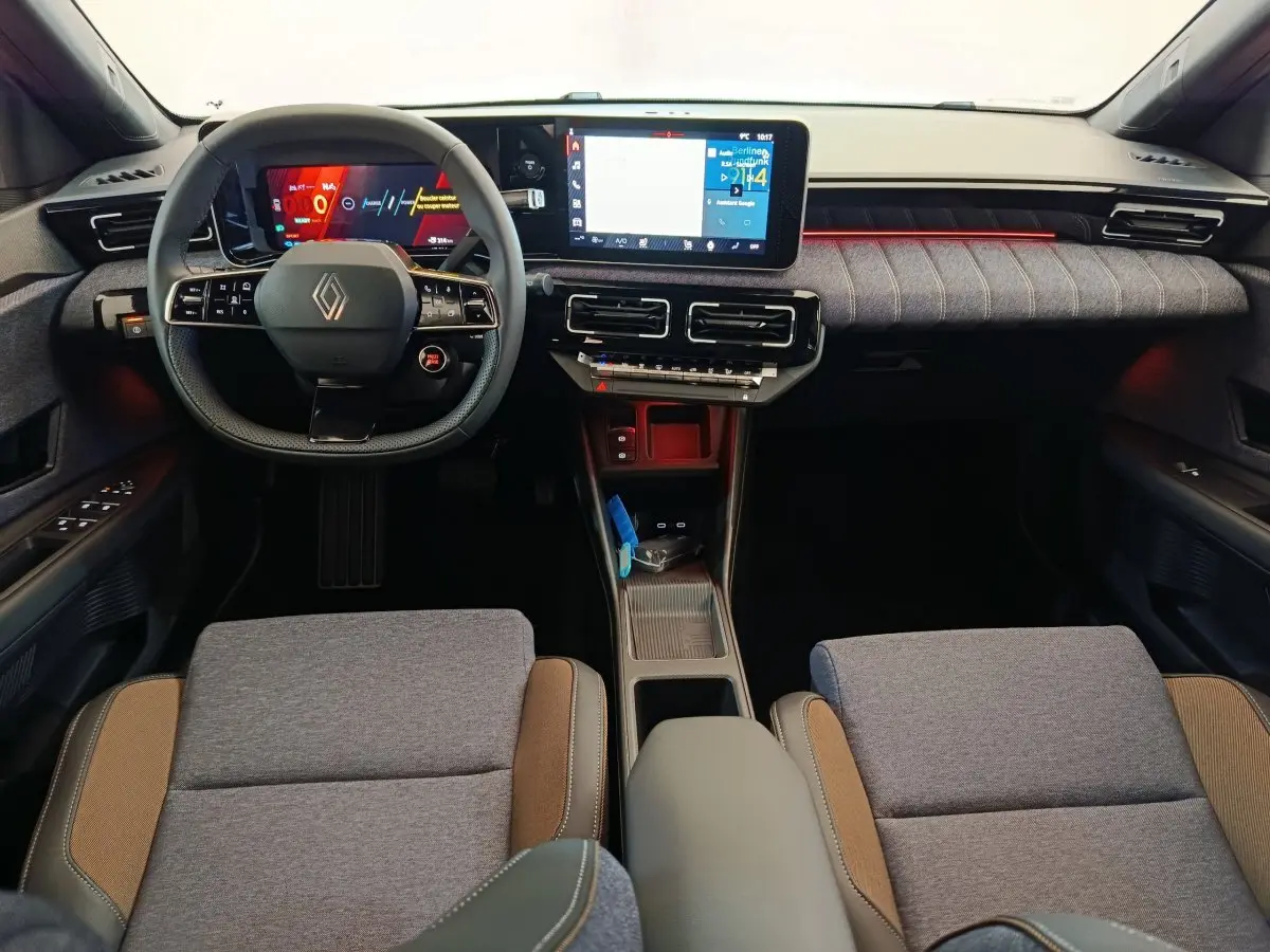Vue intérieure avant de la Renault R5 Techno 150 ch 2025, tableau de bord moderne avec écran tactile et volant multifonctions.