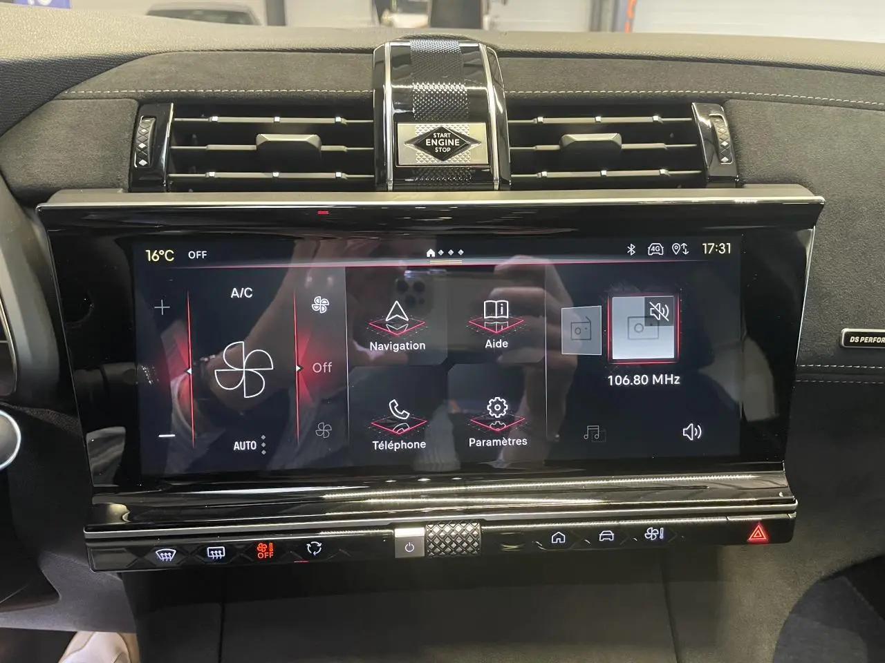 Vue rapprochée de la console centrale du DS7 Crossback gris titanium, avec écran tactile et bouton Start Engine.