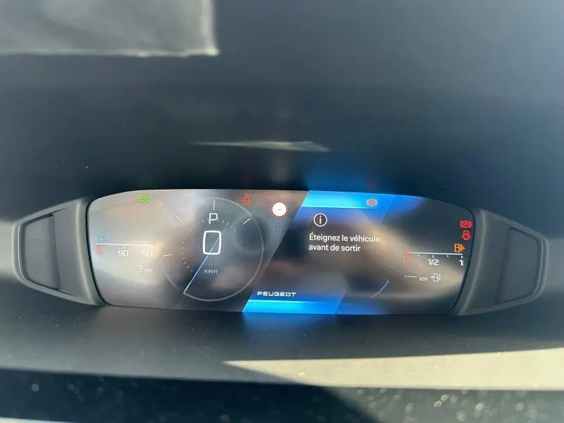 Affichage numérique du tableau de bord Peugeot 308 bleu, vue frontale centrée avec indication de vitesse à zéro.
