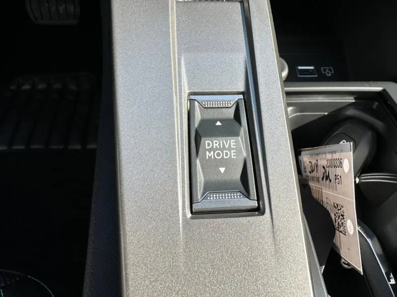Gros plan sur le bouton Drive Mode dans la console centrale de la Peugeot 308 bleu, version 1.5 BlueHDi 130ch.