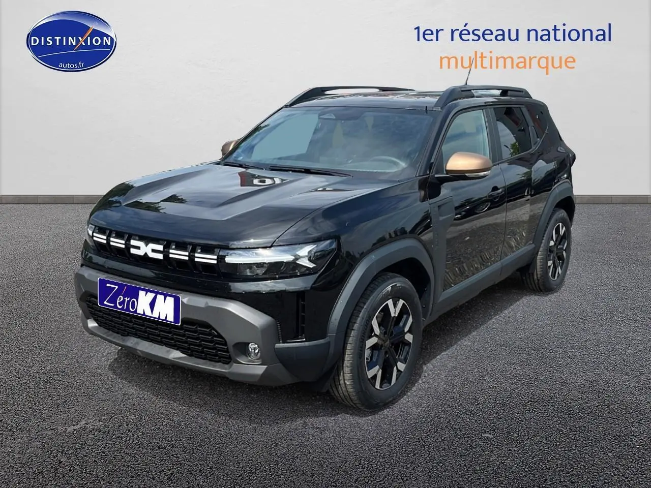 Dacia Duster noir en 3/4 avant droit avec rétroviseurs couleur bronze et jantes alliage distinctives.