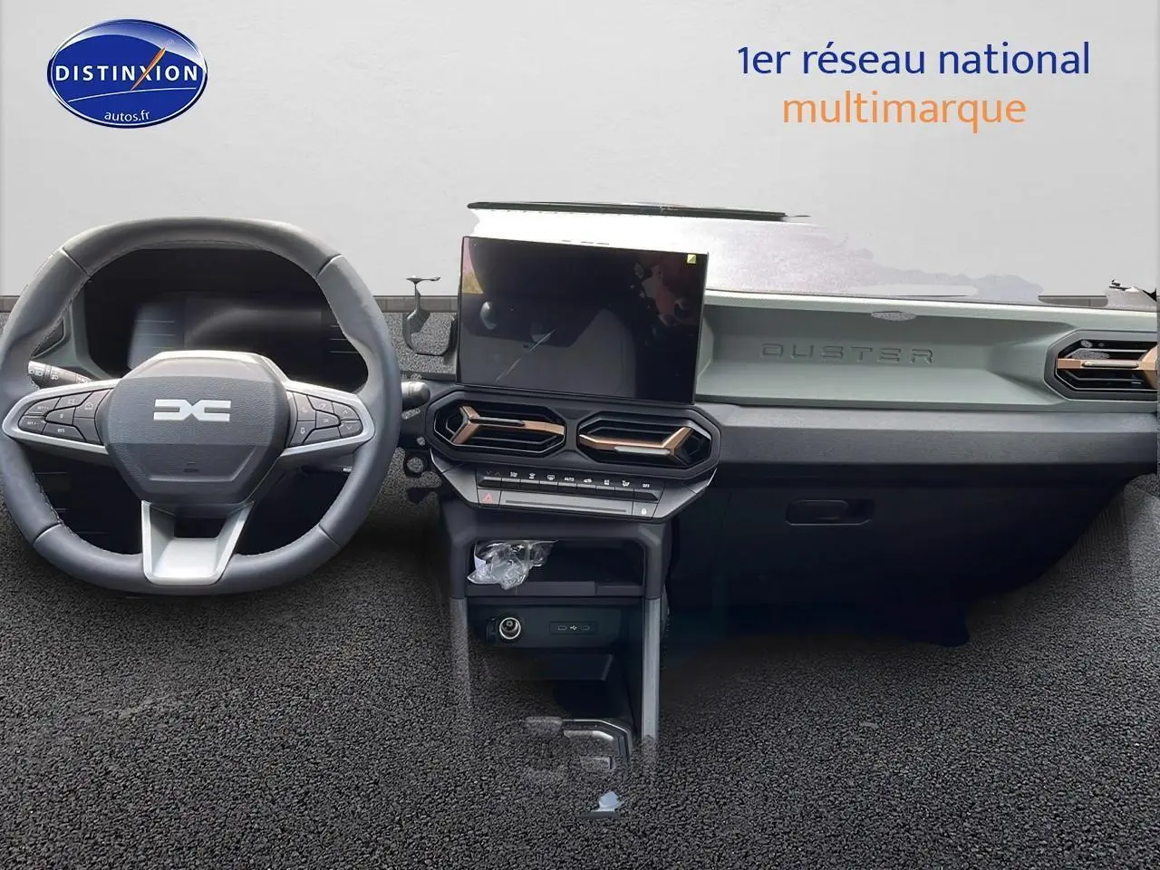 Tableau de bord du Dacia Duster 2025 avec écran tactile central et volant multifonction noir et gris.