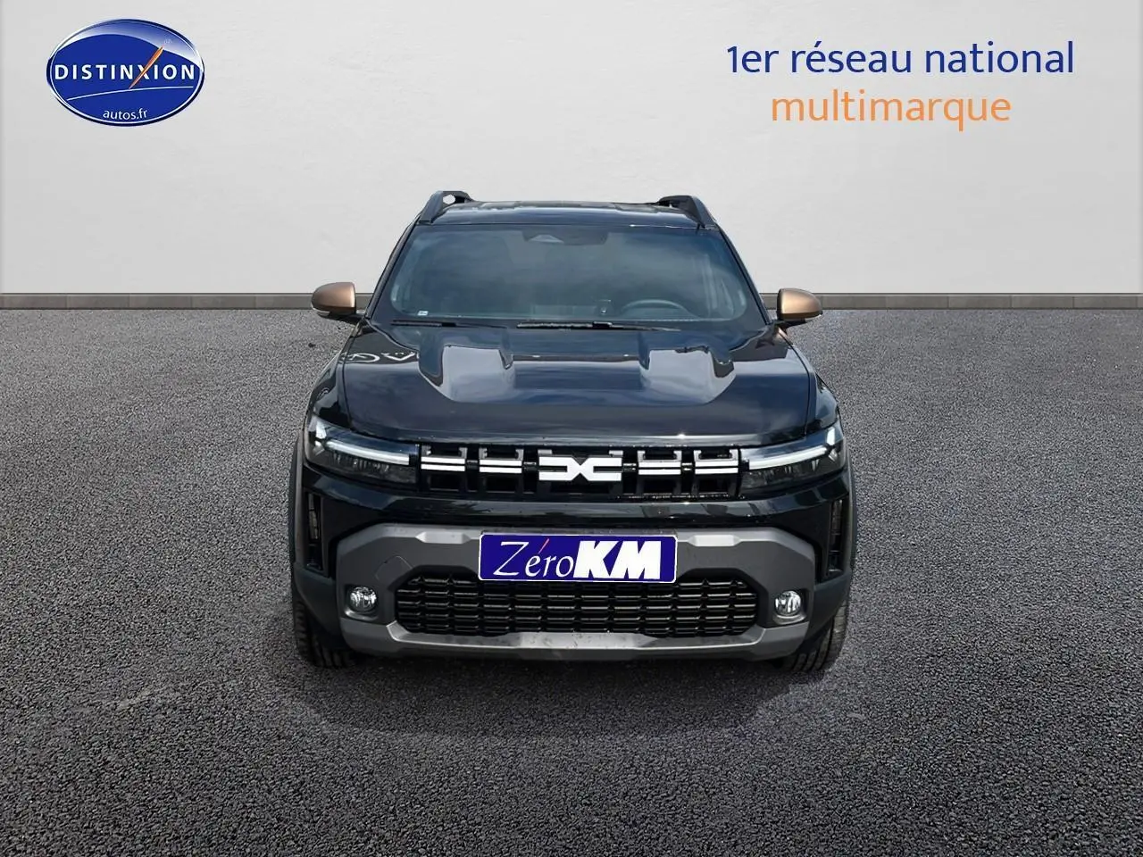 Vue frontale d'un Dacia Duster noir 2025 avec calandre distinctive et rétroviseurs couleur bronze.