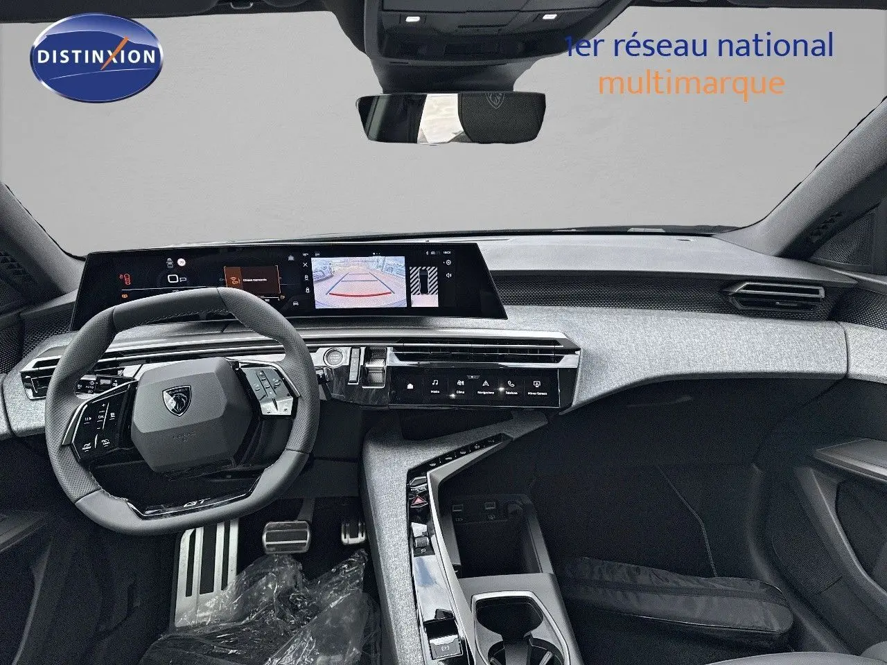 Intérieur moderne du Peugeot 3008 Hybrid 136ch GT 2025, tableau de bord et volant noir avec écran numérique large.