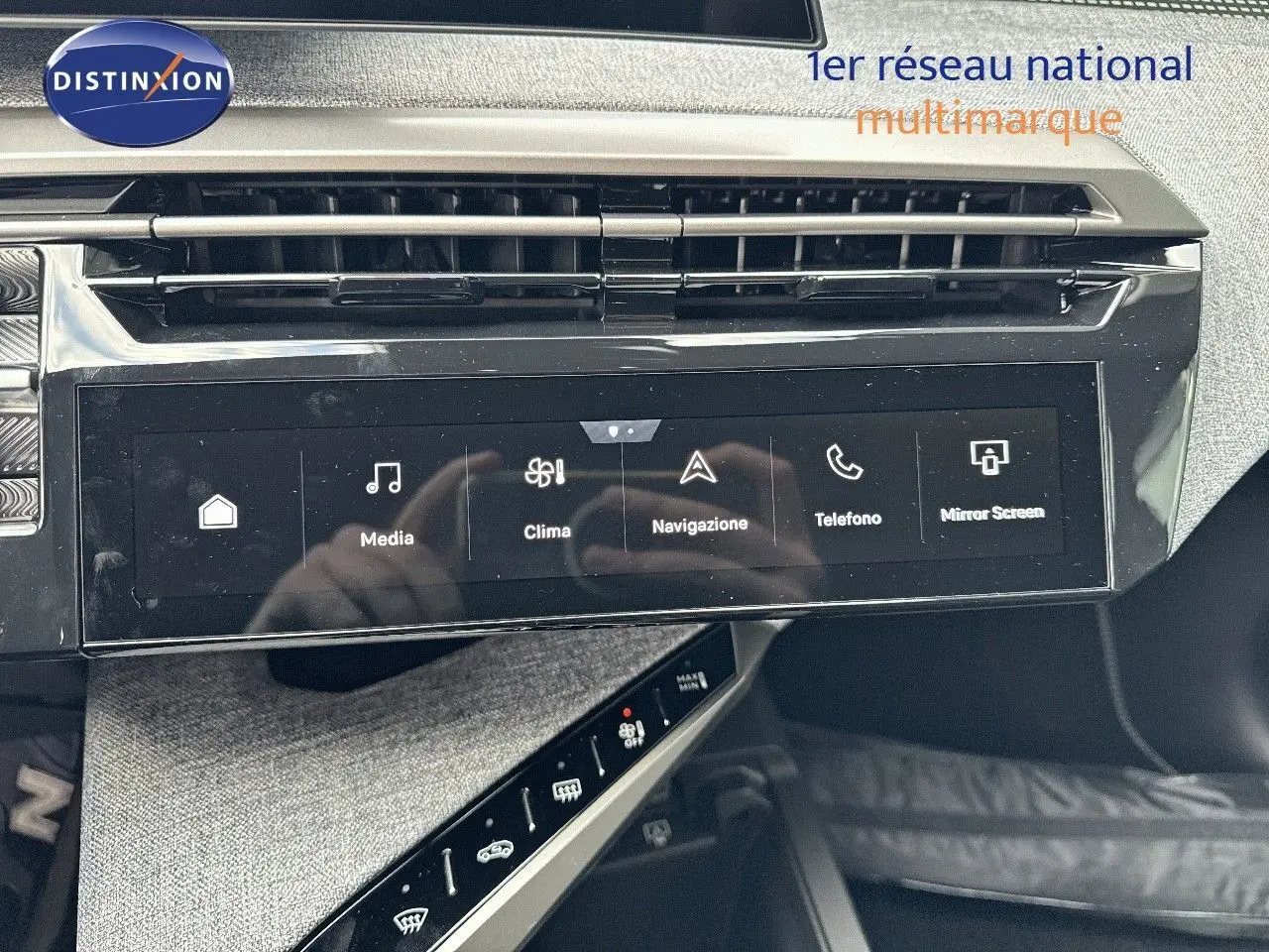 Vue rapprochée de l'écran tactile central et de la console du Peugeot 3008 Hybrid noir perle métal, intérieur moderne.
