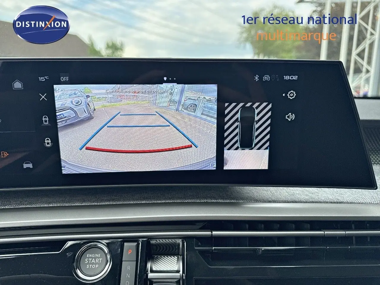 Écran central du Peugeot 3008 Hybrid 136ch GT montrant la caméra de recul et l'affichage du stationnement assisté.