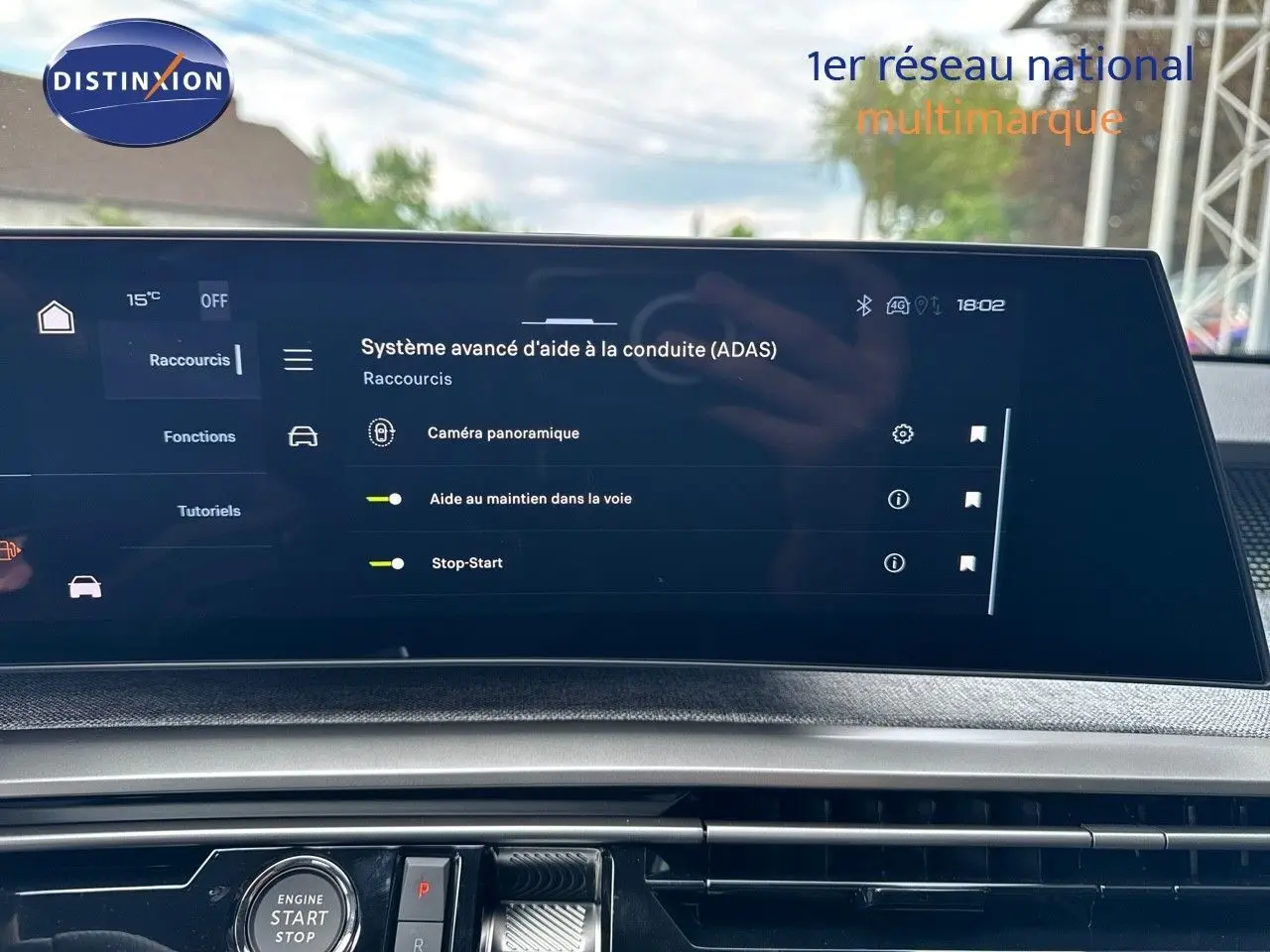 Écran tactile du système d'aide à la conduite sur tableau de bord du Peugeot 3008 Hybrid noir perle métal 2025.