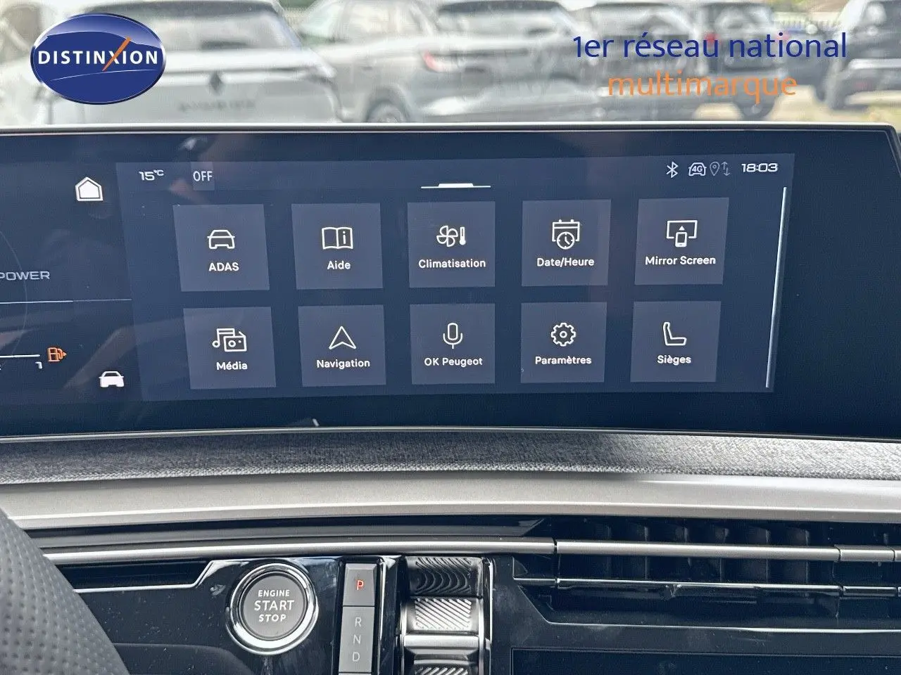 Tableau de bord du Peugeot 3008 Hybrid 2025 avec écran tactile central affichant les options de navigation et climatisation.
