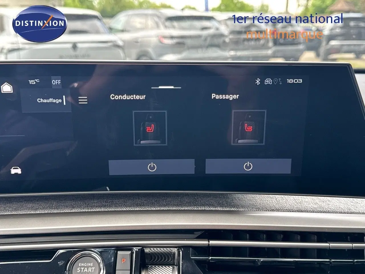 Écran tactile du tableau de bord du Peugeot 3008 Hybrid 2025 affichant le chauffage des sièges conducteur et passager.