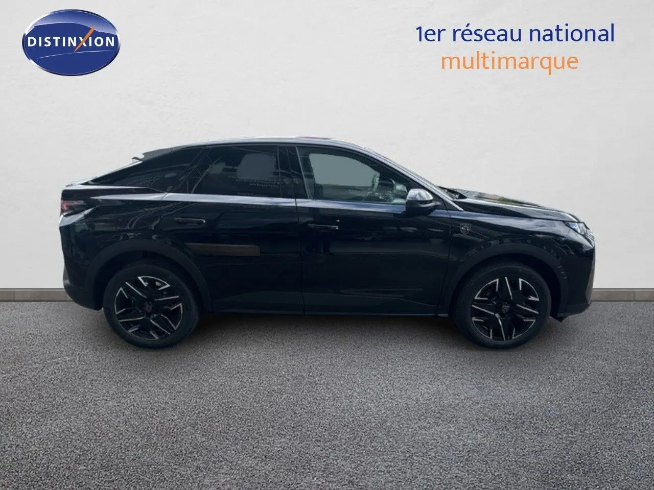 Profil côté gauche du Peugeot 3008 HYBRID 136CH GT noir perle métal, soulignant ses jantes noires et lignes épurées.