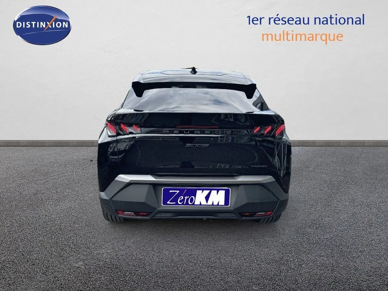 Vue arrière d'un Peugeot 3008 HYBRID noir perle métal avec feux LED et plaque Zéro KM visible.