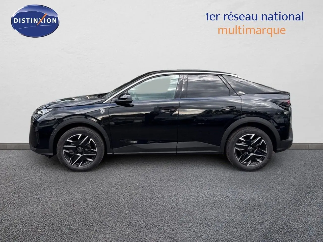 Peugeot 3008 HYBRID 136CH GT noir perle métal vu de profil côté gauche, soulignant ses jantes noires et design moderne.