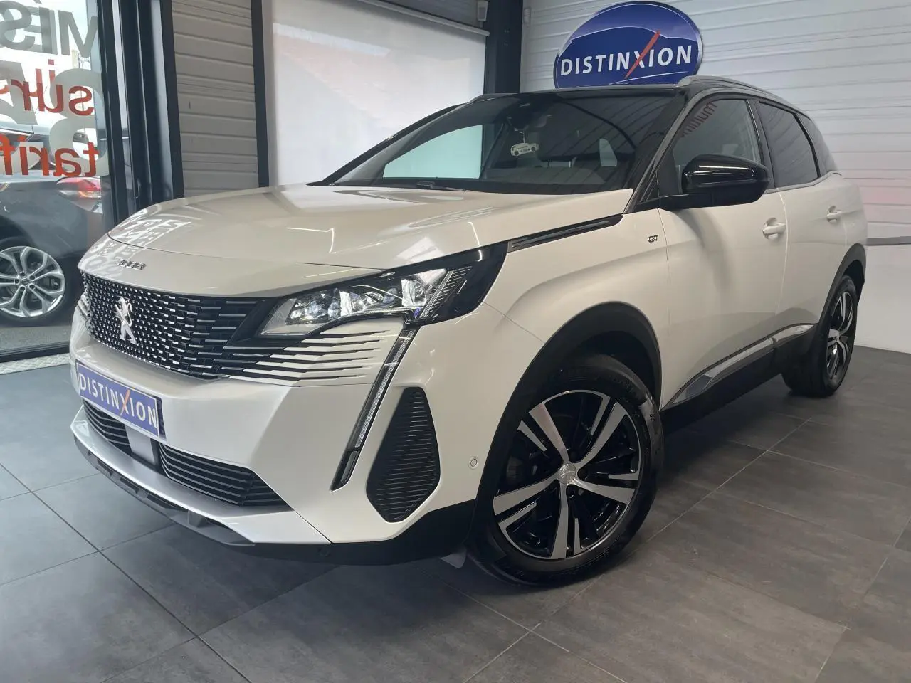 Peugeot 3008 GT blanc nacré en 3/4 avant droit avec toit noir et jantes alliage bi-ton diamantées.