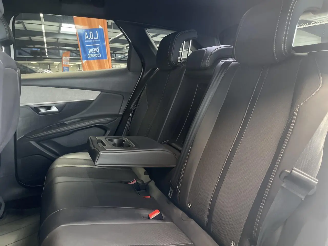 Vue latérale droite de la banquette arrière noire avec accoudoir central déployé du Peugeot 3008 GT 2022.