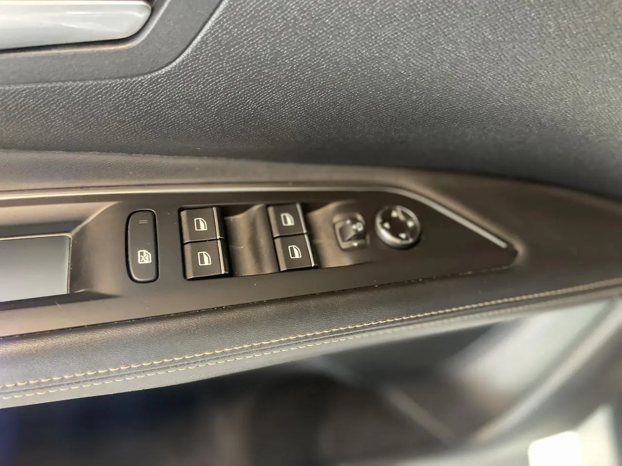 Gros plan sur les commandes de lève-vitres et rétroviseurs côté gauche intérieur du Peugeot 3008 GT 2022.