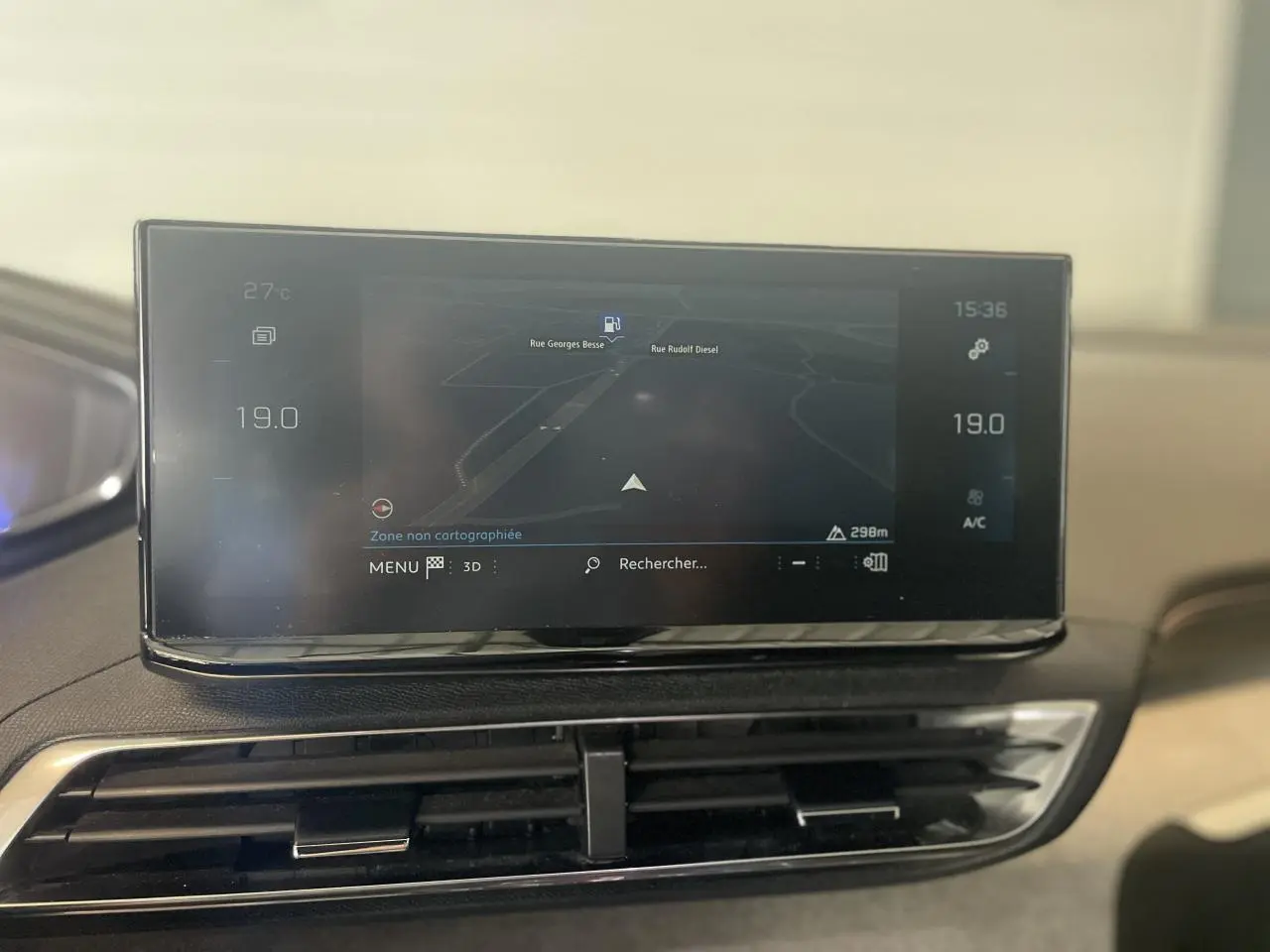 Écran tactile 10 pouces du Peugeot 3008 GT 2022 avec navigation et commandes climatisation intégrées.