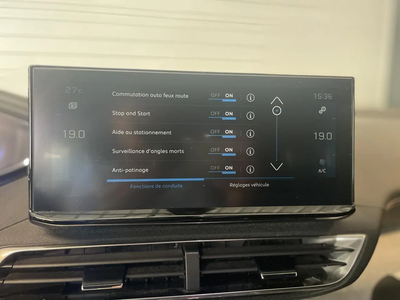 Écran tactile central affichant les réglages de conduite du Peugeot 3008 GT blanc nacré, vue intérieure frontale.