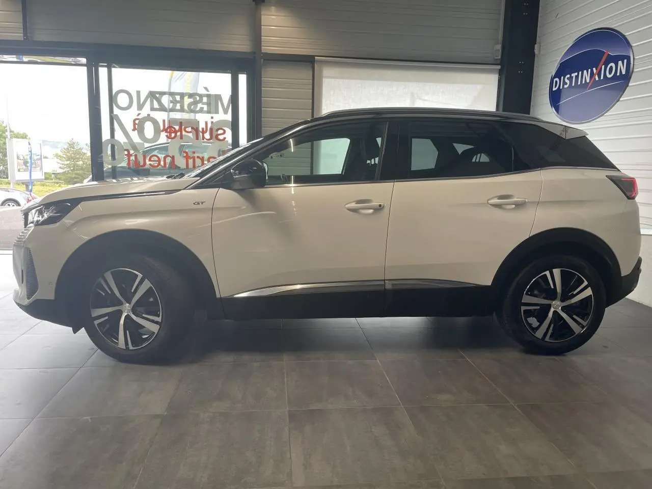 Peugeot 3008 GT blanc nacré vue de profil côté gauche avec toit noir et jantes alliage bi-ton.
