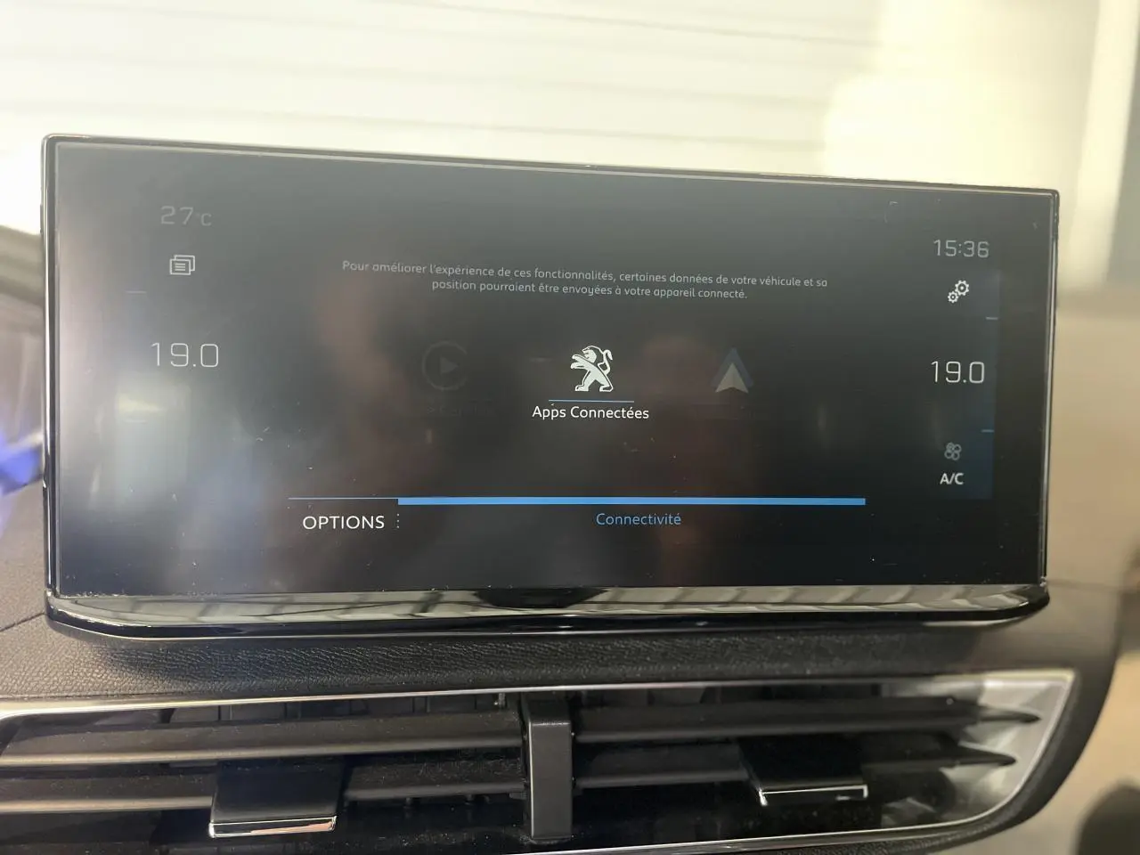 Écran tactile central du tableau de bord du Peugeot 3008 GT 2022 affichant les options de connectivité et la climatisation à 19°C.