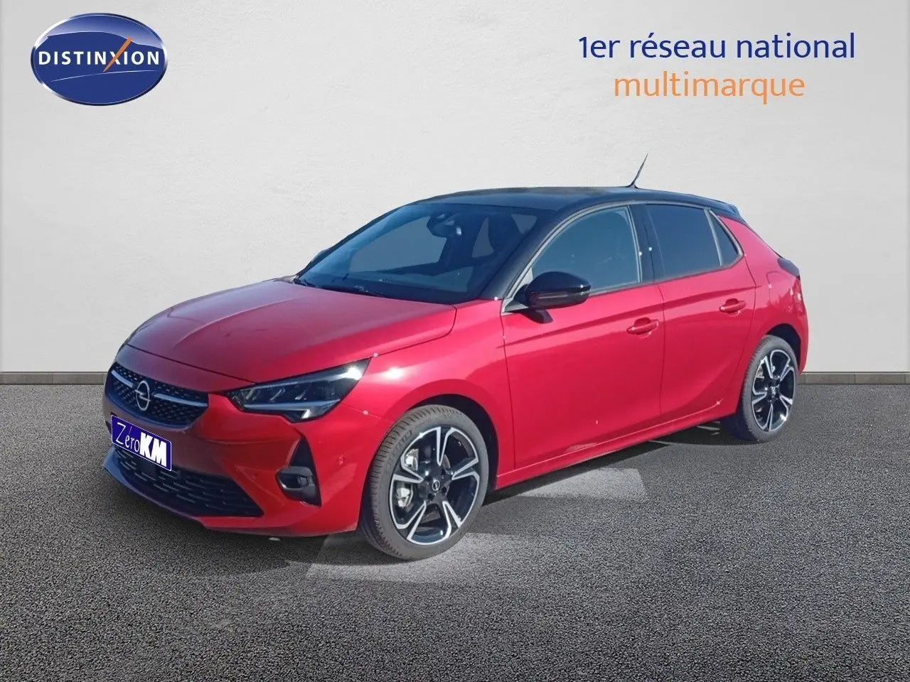 Opel Corsa rouge Kardio métal avec toit noir vue 3/4 avant droit, jantes alliage et phares LED allumés.