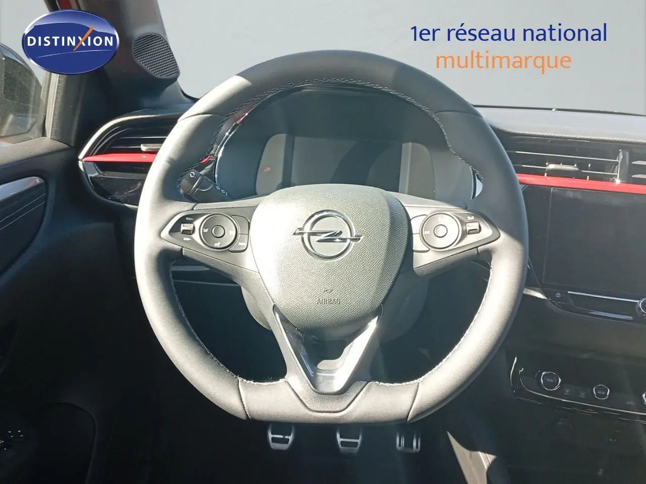 Volant en cuir noir de l'Opel Corsa 2023, vue frontale du poste de conduite avec tableau de bord et écran tactile.