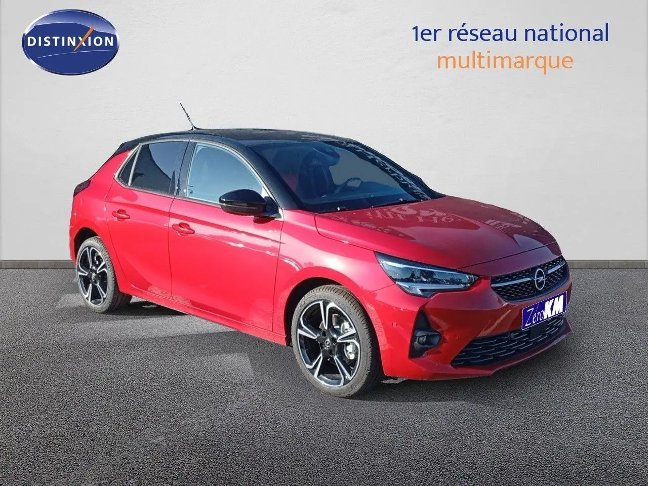 Opel Corsa rouge Kardio métal avec toit noir, vue 3/4 avant droit mettant en valeur ses jantes noires biton.