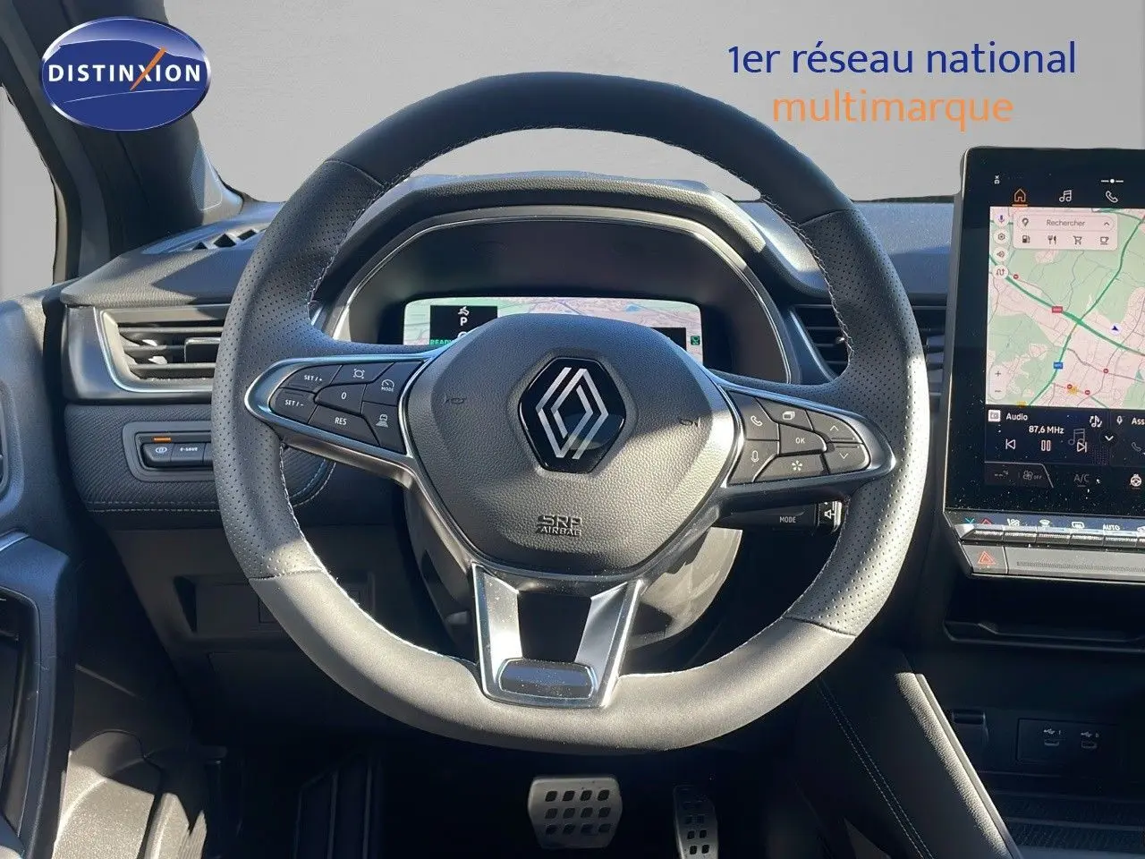 Vue intérieure centrée sur le volant du Renault Captur E-Tech hybride 2025 avec tableau de bord numérique et écran tactile.