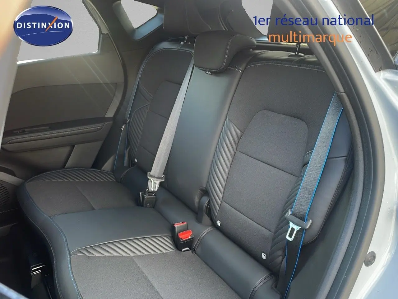 Vue intérieure sur les sièges arrière en cuir noir avec surpiqûres bleues du Renault Captur E-Tech hybride 2025.