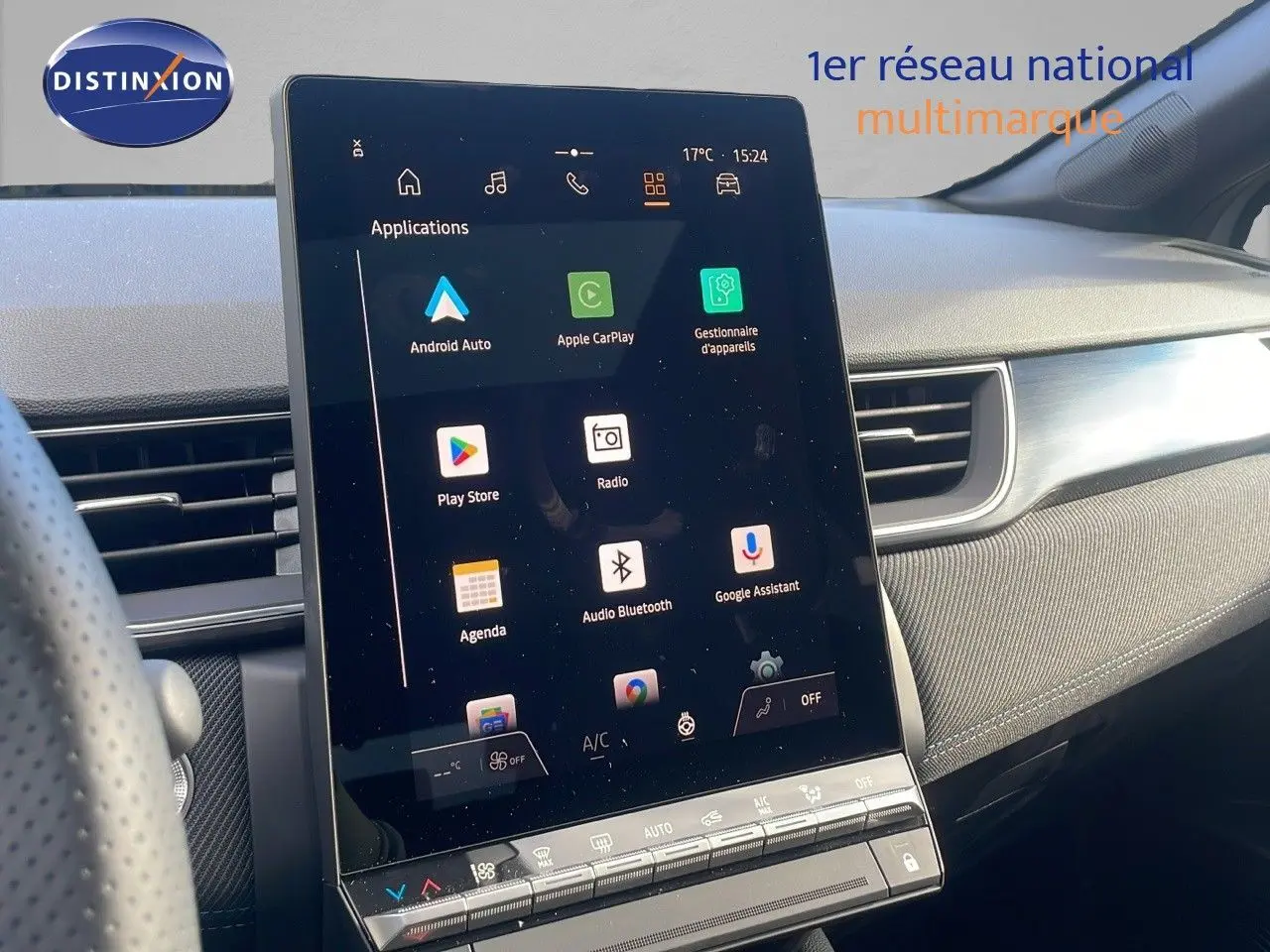 Écran tactile central du Renault Captur E-Tech hybride 2025, avec interface Android Auto et Apple CarPlay visible.