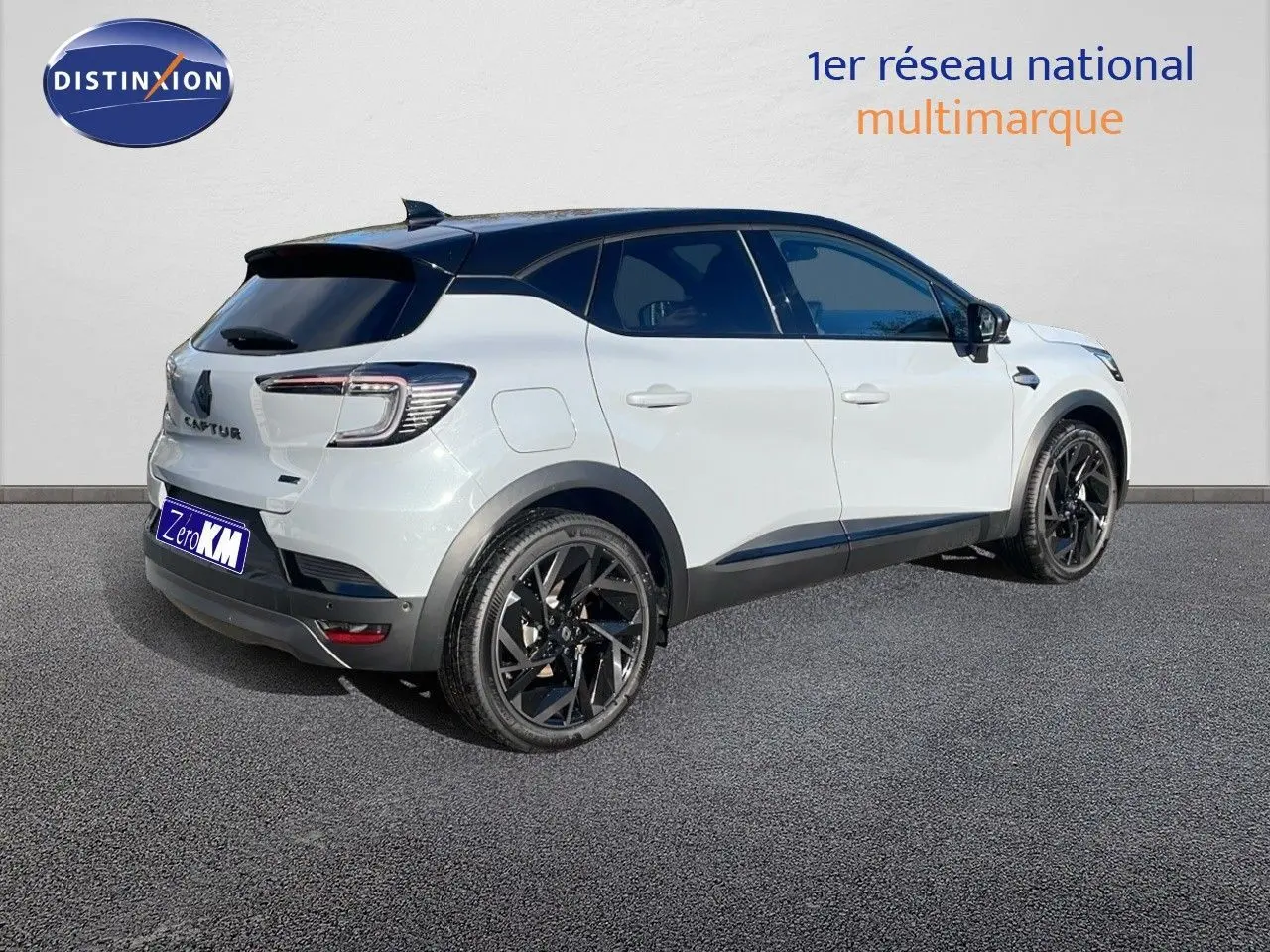 Renault Captur E-Tech hybride 2025 gris rafale métal, vue 3/4 arrière côté droit avec toit noir et jantes noires.