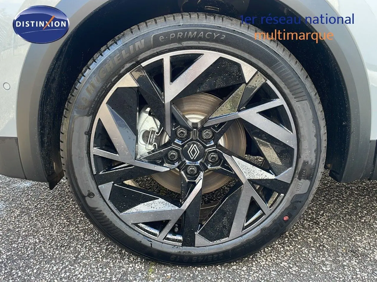 Gros plan sur la jante noire et argentée du côté avant gauche du Renault Captur gris Rafale 2025.