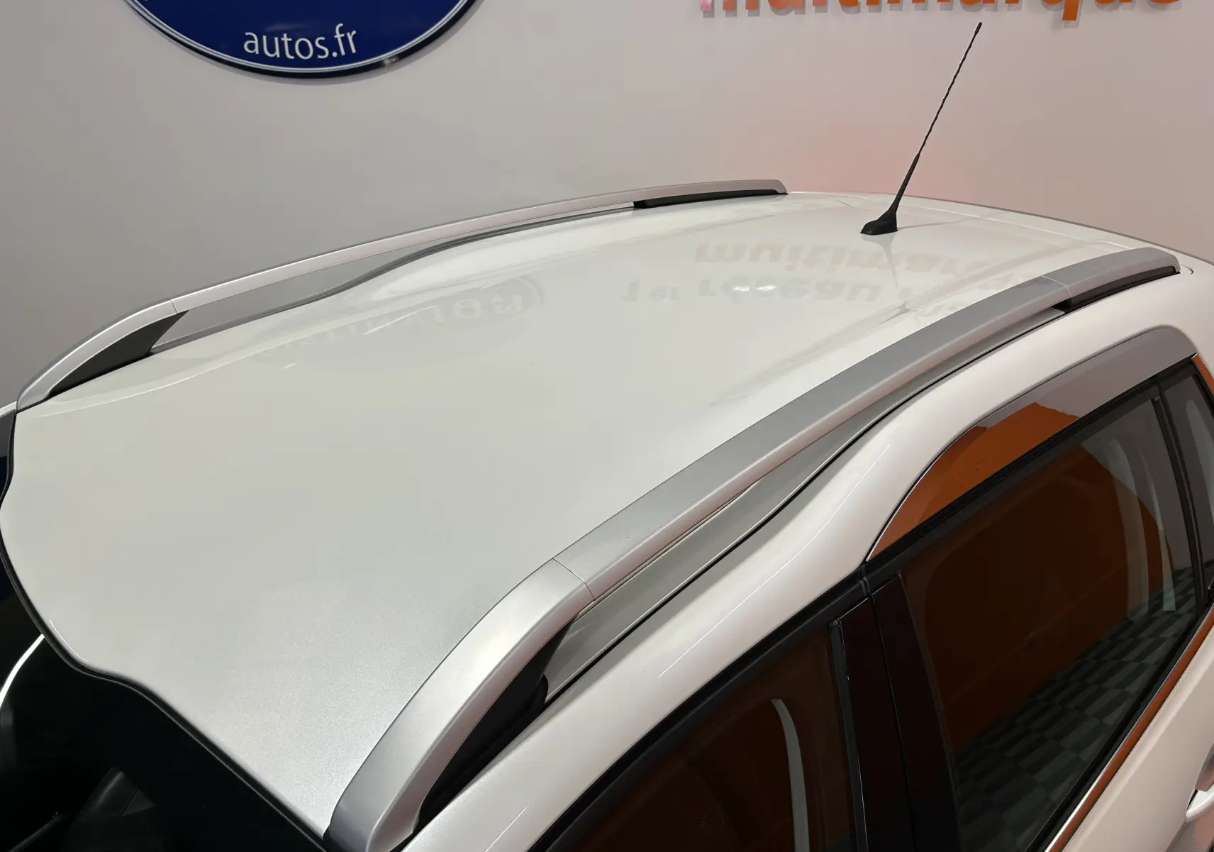 Toit blanc de Peugeot 2008 VTi 82 Allure 2014 vu en plongée, avec barres de toit argentées et antenne.