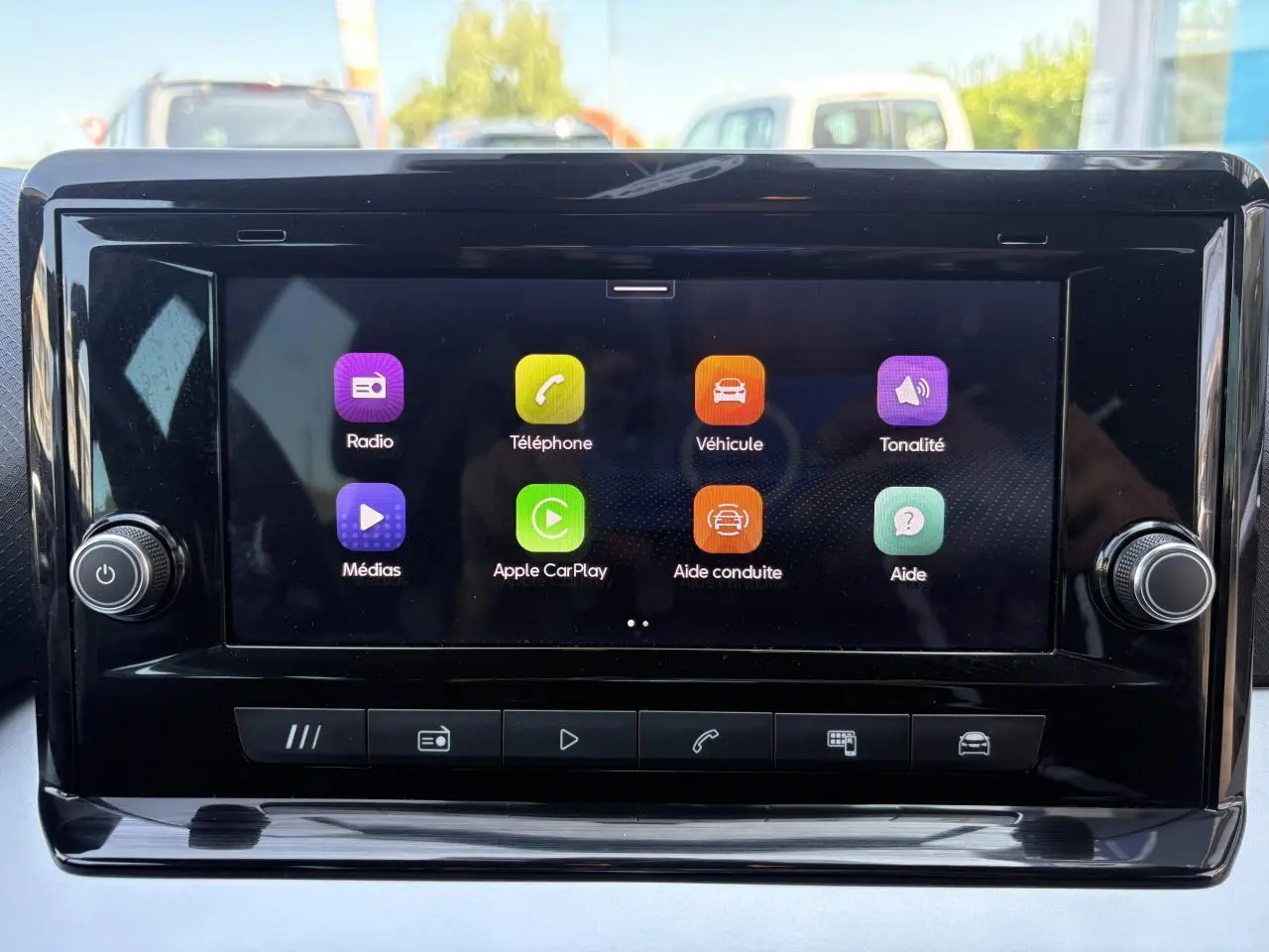 Écran tactile central du système MediaSystem+ de la SEAT Arona 2024, affichant les options connectées.