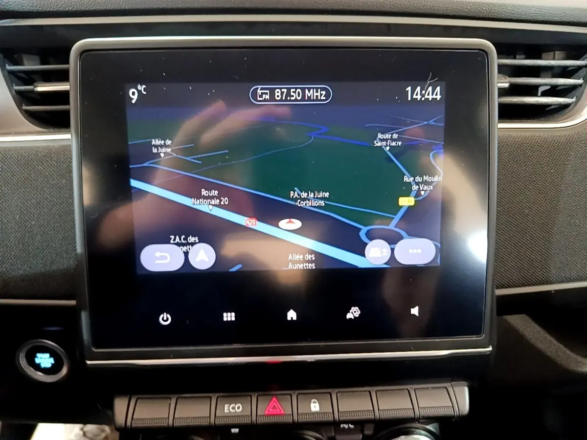 Écran tactile central du tableau de bord de la Renault ZOE Business R110 blanc, affichant la navigation GPS.