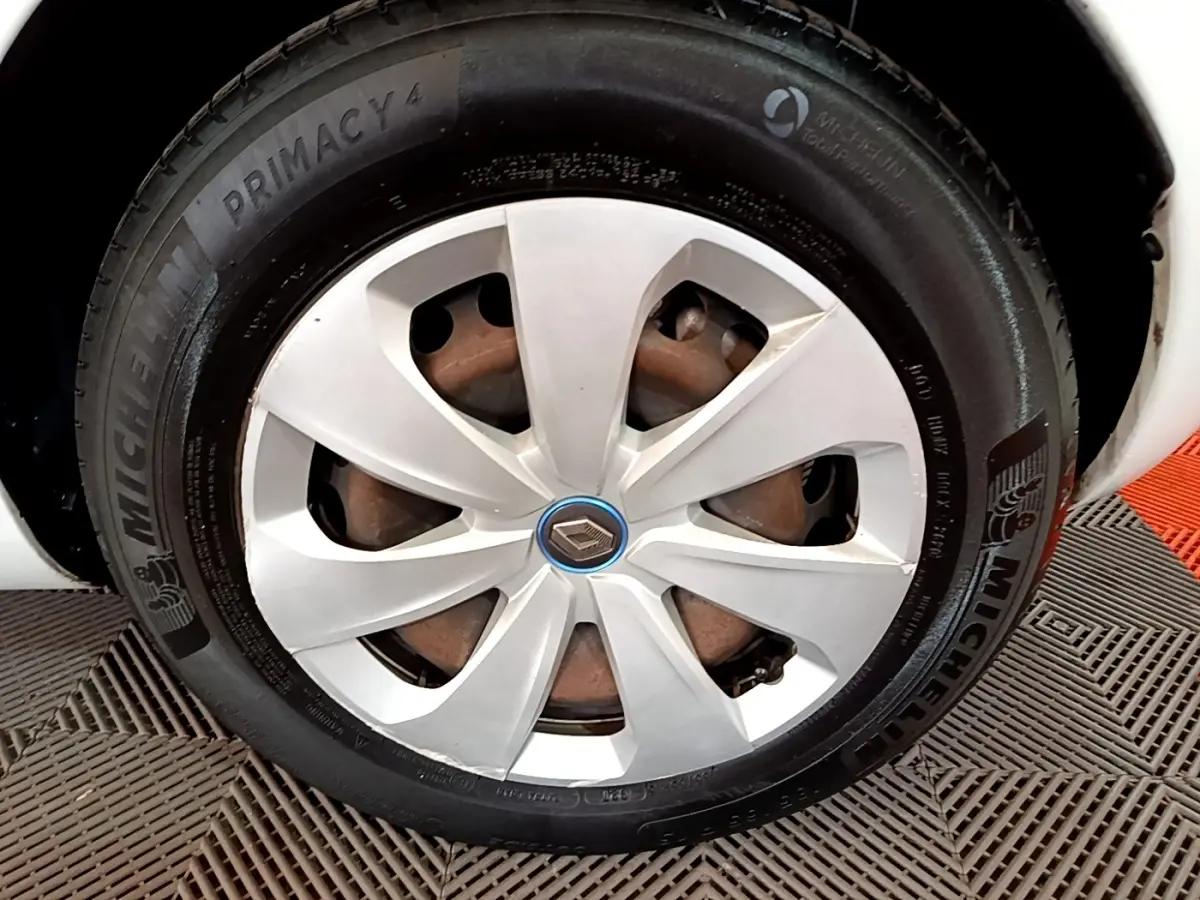 Gros plan sur la roue avant droite blanche d'une Renault ZOE Business R110 2021 avec jante et pneu Michelin.