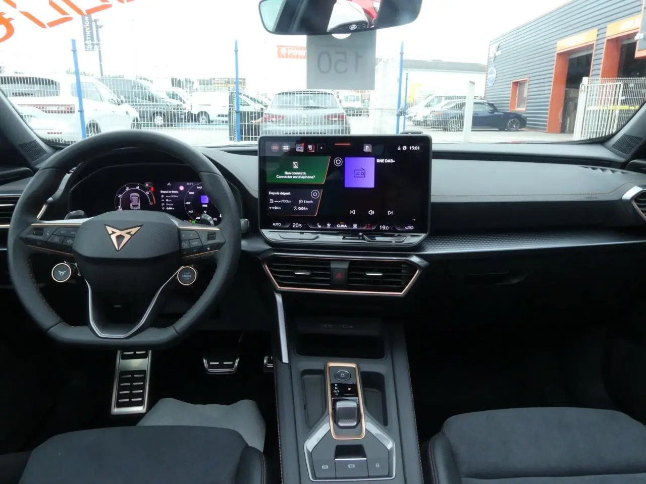 Intérieur avant du Cupra Formentor gris Graphène 2025, tableau de bord noir avec écran tactile central et volant multifonction.