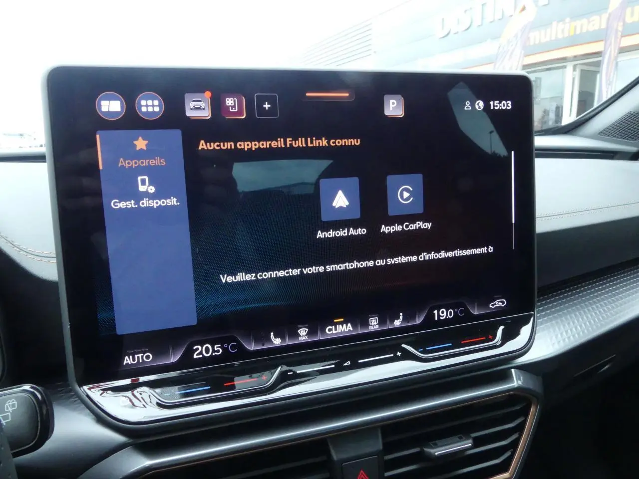 Écran tactile central du tableau de bord du CUPRA Formentor 2025 avec interface Android Auto et Apple CarPlay visible.