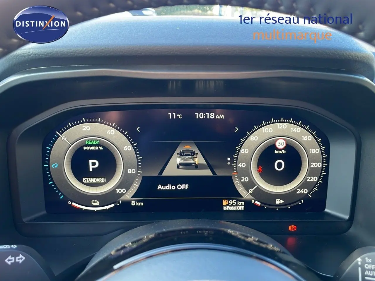 Vue rapprochée du tableau de bord numérique du Nissan Qashqai 2025, affichage clair des compteurs et informations de conduite.