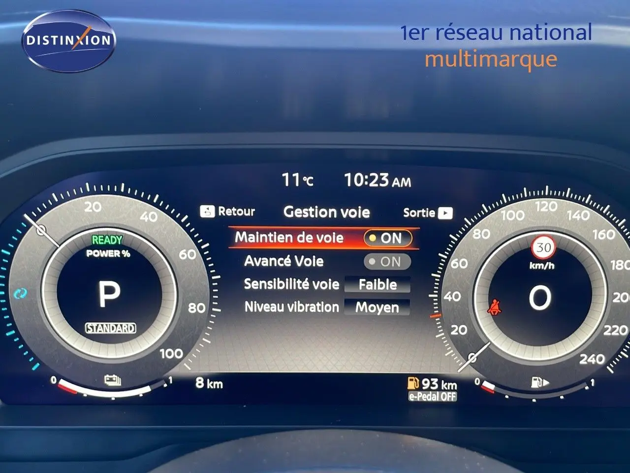 Tableau de bord numérique du Nissan Qashqai 2025 affichant la gestion de maintien de voie et la vitesse à 0 km/h.