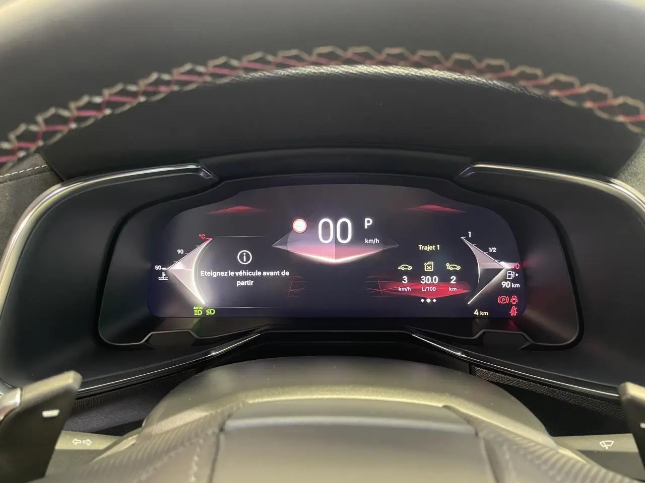 Vue rapprochée du combiné d'instrumentation numérique 12,3'' du DS7 Crossback avec affichage digital moderne et volant cuir noir.