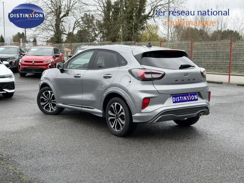 Ford Puma gris Solar métallisé vue 3/4 arrière droit avec jantes alu et feux LED distinctifs.