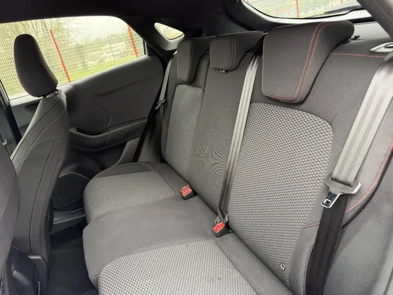 Vue intérieure côté droit des sièges arrière en tissu noir avec surpiqûres rouges du Ford Puma 2024.