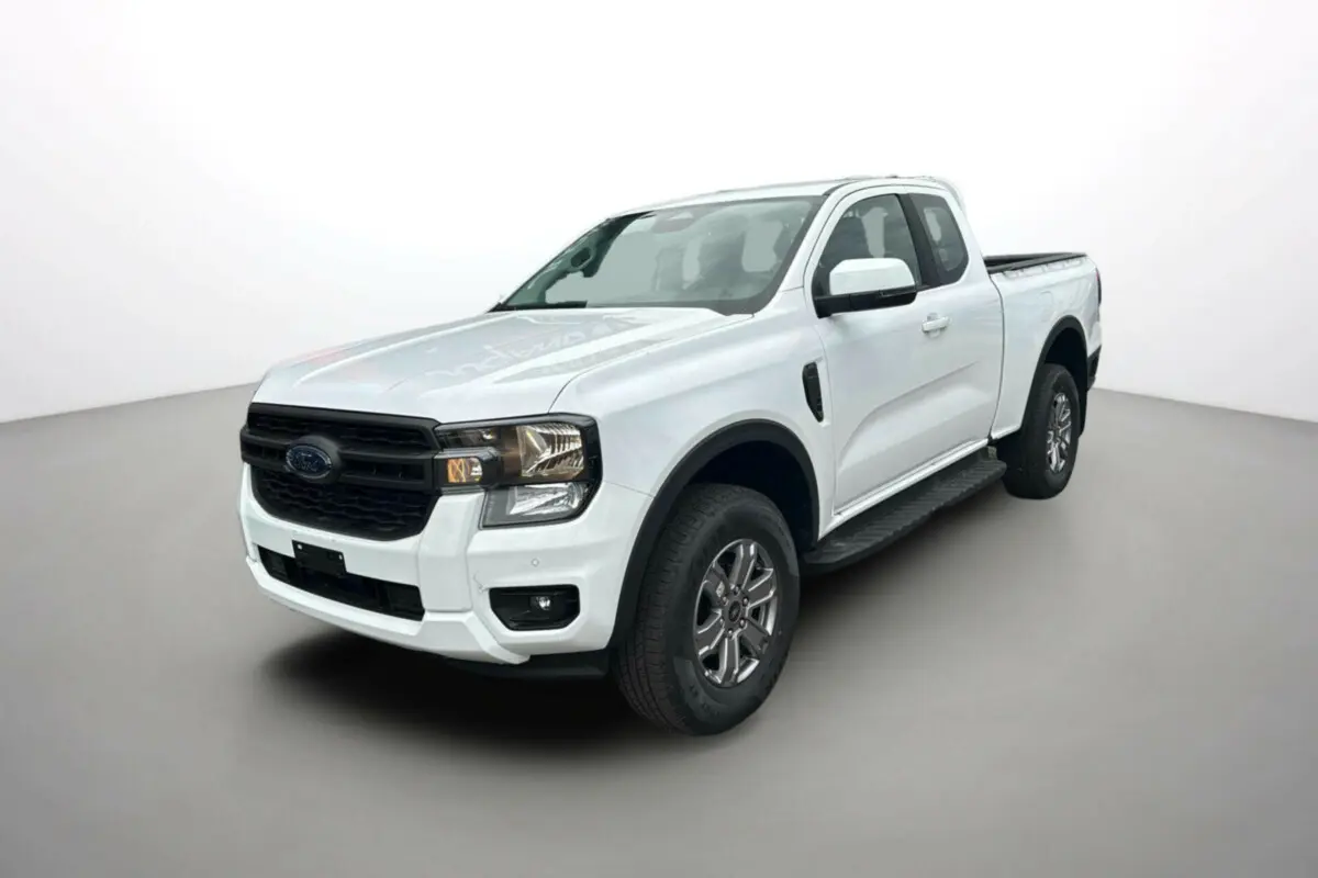 Ford Ranger blanc glacier en 3/4 avant droit avec marchepieds latéraux et calandre noire distinctive.