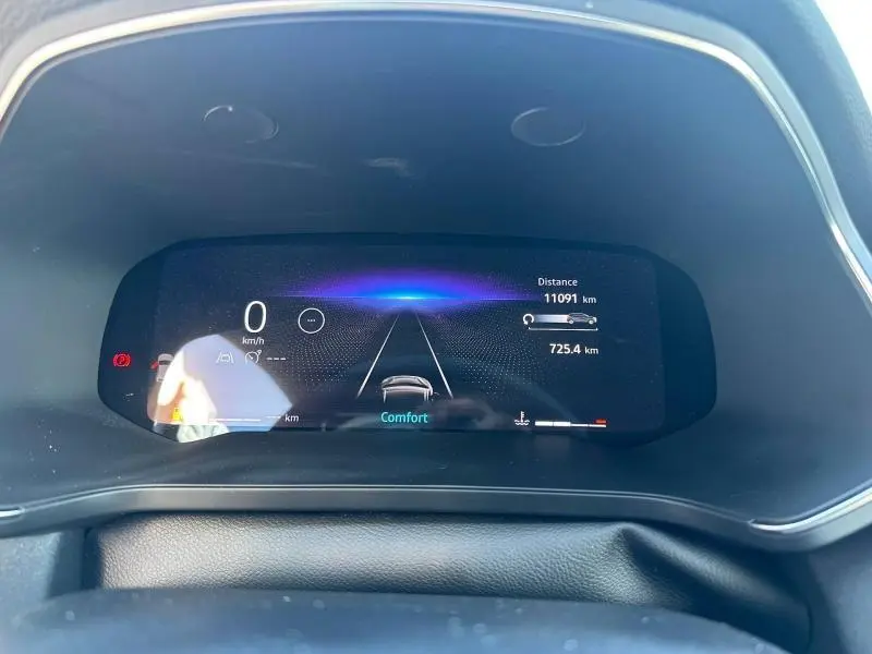 Vue rapprochée du tableau de bord numérique du Renault Captur 2025, affichant le mode Confort et les kilomètres parcourus.